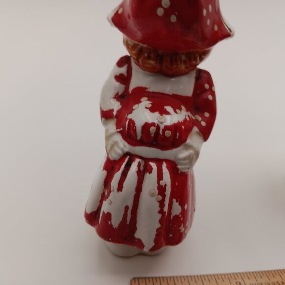 Vintage kissing Dutch salt and pepper shakers - Picture 10 of 11